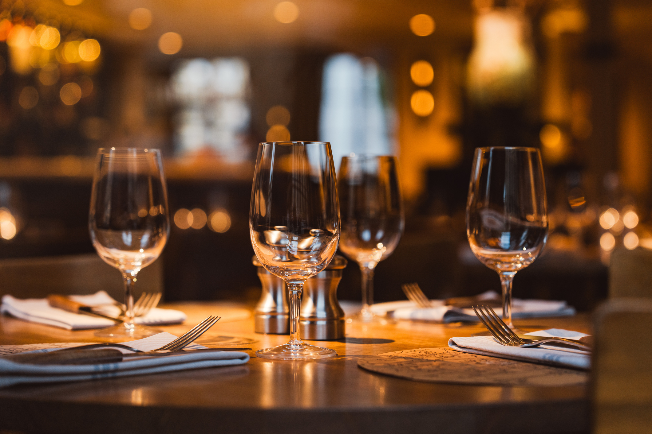 Grupa ludzi pijących kawę i herbatę w eleganckim towarzystwie